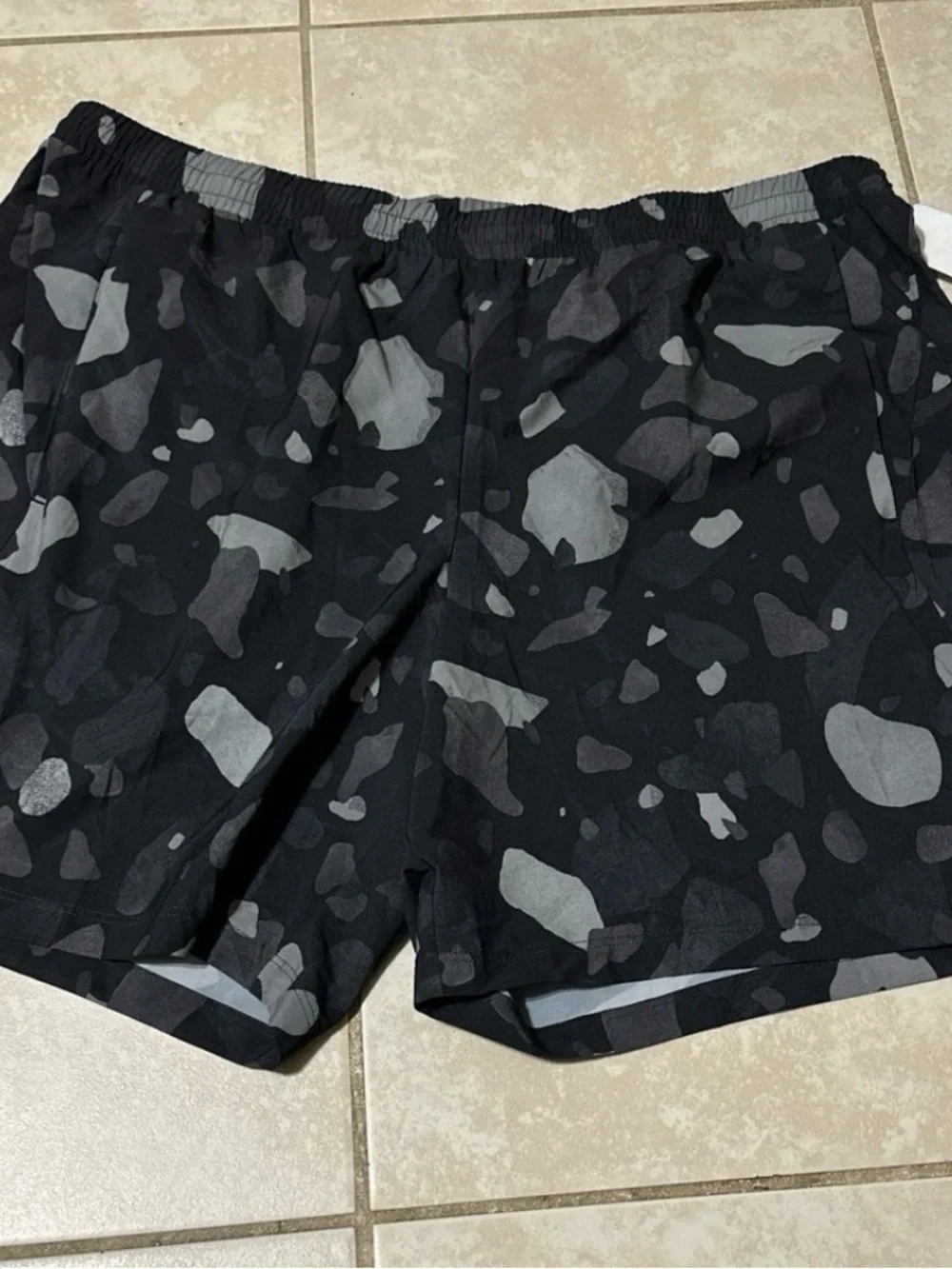 All In Motion Men’s Unlined 7” Running Shorts Black & Gray Camo